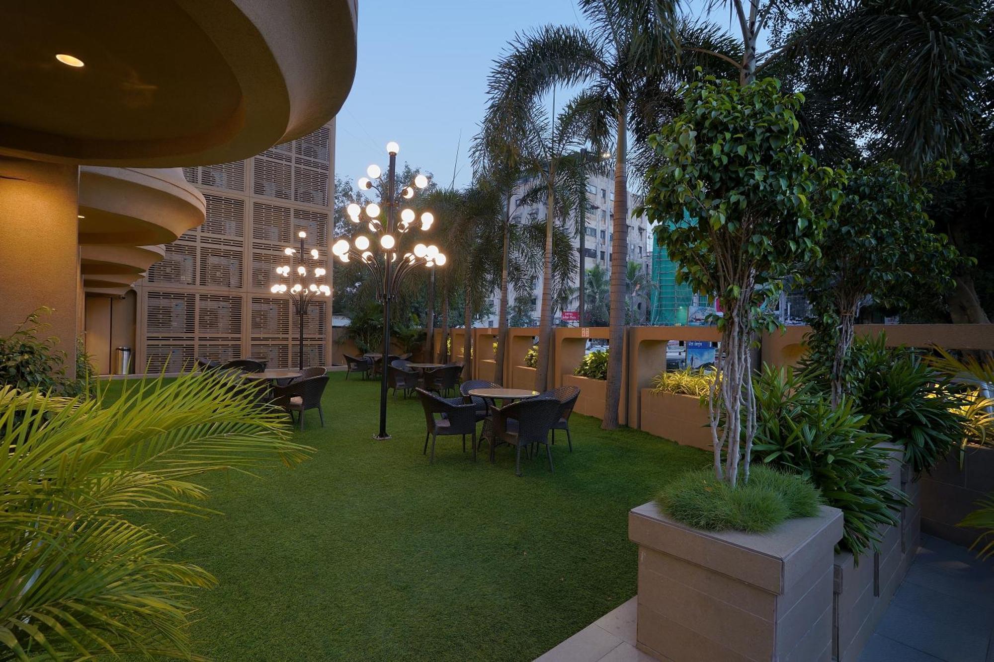 Artilla Inn Ahmedabad Exterior foto